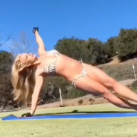 Britney Spears : Sexy en bikini, elle enflamme la Toile avec une séance de yoga