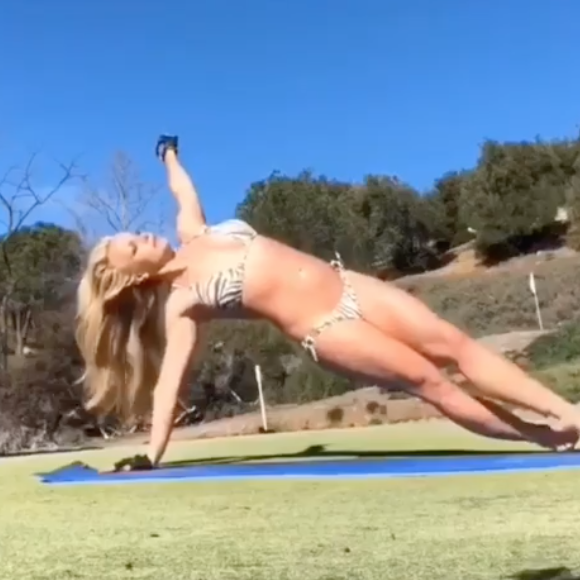 Britney Spears en pleine séacne de yoga en bikini sur Intagram, le 4 ami 2019.