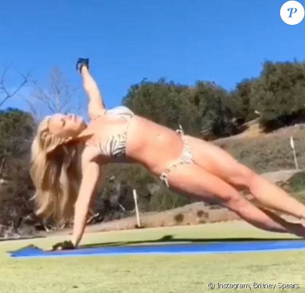 Britney Spears en pleine séacne de yoga en bikini sur Intagram, le 4 ami 2019.