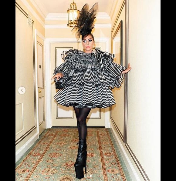 Lady Gaga en robe Marc Jacobs et munie du Brillant Charms Black Beauty de la Maison Delvaux à New York. Le 5 mai 2019.