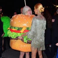 Katy Perry déguisée en burger, Céline Dion se jette sur elle après le Met Gala