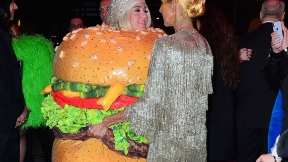 Katy Perry déguisée en burger, Céline Dion se jette sur elle après le Met Gala