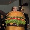 Katy Perry, déguisée en hamburger géant, arrive à la Boom Boom Room pour l'after party du Met Gala. New York, le 6 mai 2019.