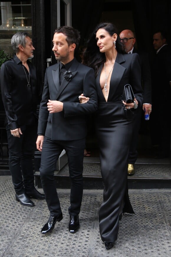 Demi Moore et le styliste Anthony Vaccarello à la sortie de l'hôtel The Mercer à New York, le 6 mai 2019.