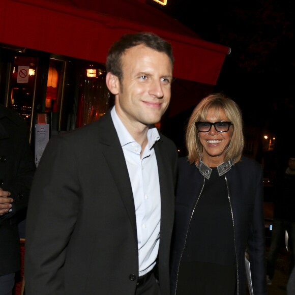 L'ancien ministre de l'économie et responsable du mouvement "En Marche", Emmanuel Macron et sa femme Brigitte Macron sortent du restaurant La Rotonde, après avoir dîner à Paris, France, le 16 novembre 2016.