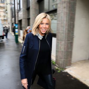 Brigitte Macron (Trogneux) rentre à son domicile à 16h00 après avoir été dans les nouveaux locaux du QG de campagne de son mari Emmanuel Macron à Paris, France, le 16 novembre 2016.