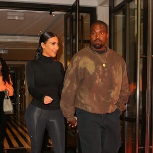 Kim Kardashian et son mari Kanye West main dans la main à la sortie de leur hôtel le lendemain de la soirée du Met Gala à New York, le 7 mai 2019.