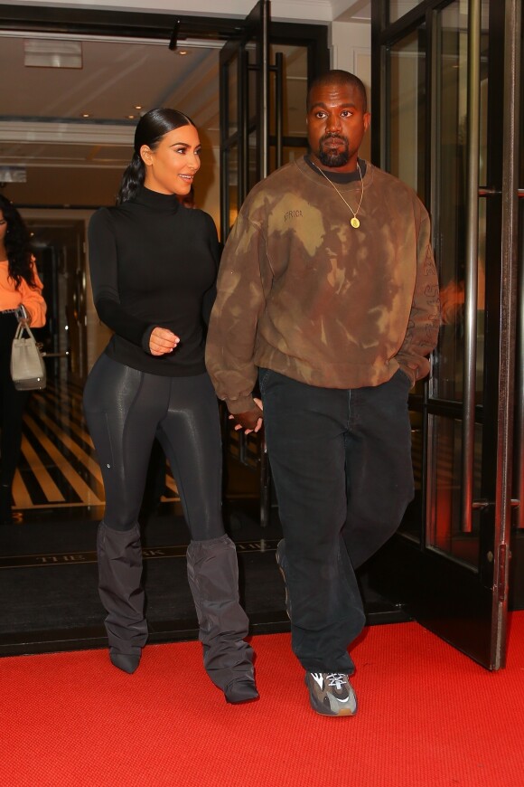 Kim Kardashian et son mari Kanye West main dans la main à la sortie de leur hôtel le lendemain de la soirée du Met Gala à New York, le 7 mai 2019.