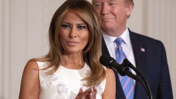 Melania et Donald Trump : Doux baiser (ou presque) à la Maison Blanche