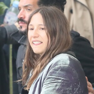 Izïa Higelin et son compagnon lors des obsèques de Jacques Higelin au cimetière du Père Lachaise à Paris le 12 avril 2018.