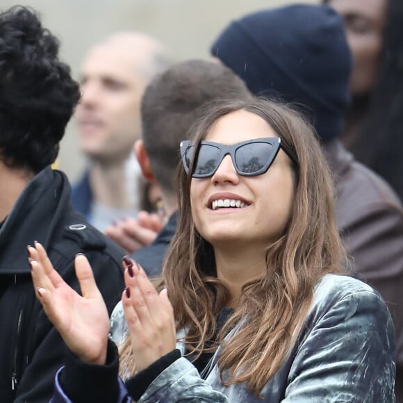 Izïa Higelin lors des obsèques de Jacques Higelin au cimetière du Père Lachaise à Paris le 12 avril 2018.