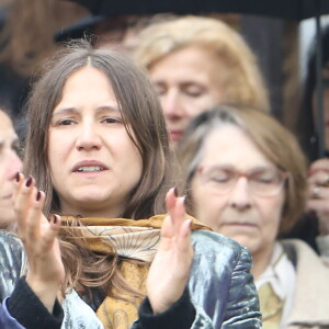 Izïa Higelin lors des obsèques de Jacques Higelin au cimetière du Père Lachaise à Paris le 12 avril 2018.