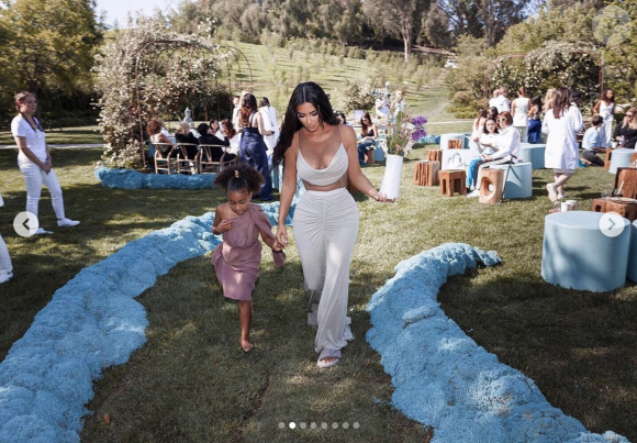 Kim Kardashian lors de sa baby-shower sur le thème de la méditation et des produits dérivés du cannabis. Avril 2019.
