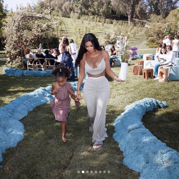 Kim Kardashian lors de sa baby-shower sur le thème de la méditation et des produits dérivés du cannabis. Avril 2019.