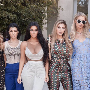 Kim Kardashian lors de sa baby-shower sur le thème de la méditation et des produits dérivés du cannabis. Avril 2019.