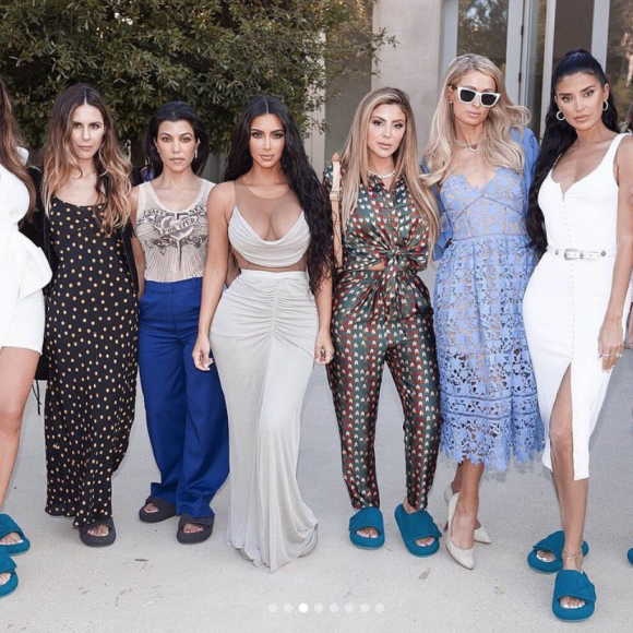 Kim Kardashian lors de sa baby-shower sur le thème de la méditation et des produits dérivés du cannabis. Avril 2019.