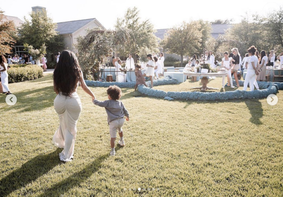 Kim Kardashian lors de sa baby-shower sur le thème de la méditation et des produits dérivés du cannabis. Avril 2019.