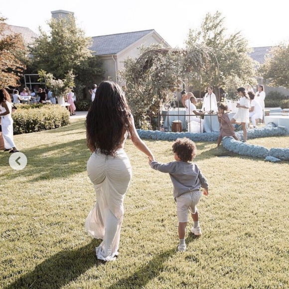 Kim Kardashian lors de sa baby-shower sur le thème de la méditation et des produits dérivés du cannabis. Avril 2019.