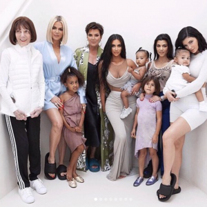 Kim Kardashian lors de sa baby-shower sur le thème de la méditation et des produits dérivés du cannabis. Avril 2019.