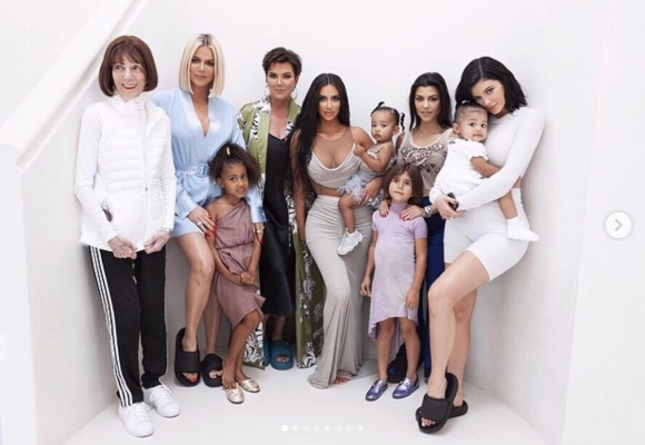 Kim Kardashian lors de sa baby-shower sur le thème de la méditation et des produits dérivés du cannabis. Avril 2019.
