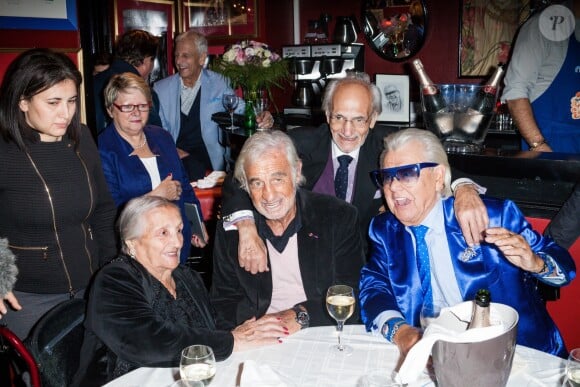 Les artistes de cirque Rosa et Emilien Bouglione, Jean-Paul Belmondo et Michou - Michou fête son 84e anniversaire dans son cabaret à Paris le 18 juin 2015.