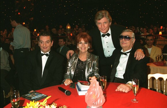 Jules-Edouard Moustic, Elizabeth Teissier, Patrick Sébastien et Sampion Bouglione dans "Le Plus Grand Cabaret du monde" en octobre 2001.