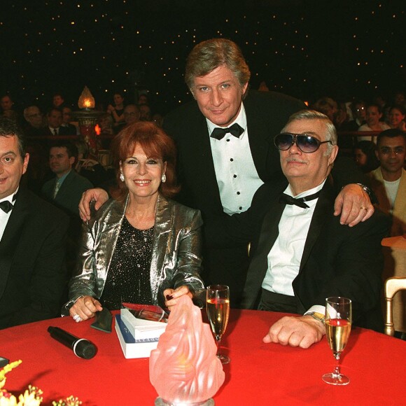 Jules-Edouard Moustic, Elizabeth Teissier, Patrick Sébastien et Sampion Bouglione dans "Le Plus Grand Cabaret du monde" en octobre 2001.