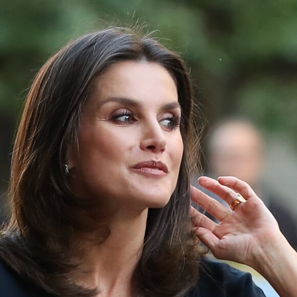 La reine Letizia d'Espagne lors de la finale espagnole du concours de monologues scientifiques "FameLab España 2019" à Madrid le 14 mai 2019.