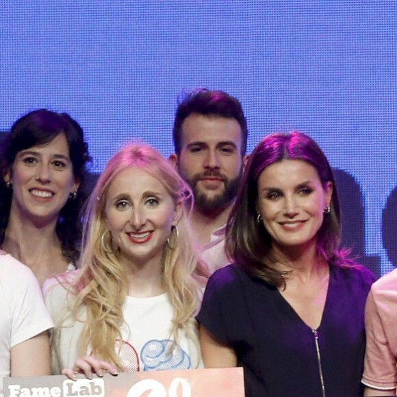 Letizia d'Espagne lors de la finale espagnole du concours de monologues scientifiques "FameLab España 2019" à Madrid le 14 mai 2019.