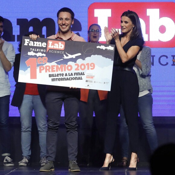 Letizia d'Espagne lors de la finale espagnole du concours de monologues scientifiques "FameLab España 2019" à Madrid le 14 mai 2019.