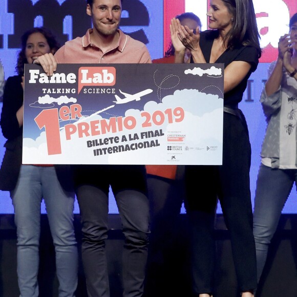 Letizia d'Espagne lors de la finale espagnole du concours de monologues scientifiques "FameLab España 2019" à Madrid le 14 mai 2019.