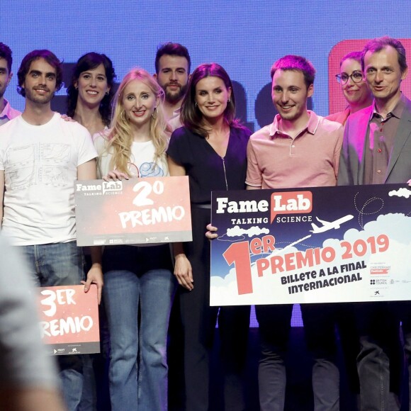 Letizia d'Espagne lors de la finale espagnole du concours de monologues scientifiques "FameLab España 2019" à Madrid le 14 mai 2019.