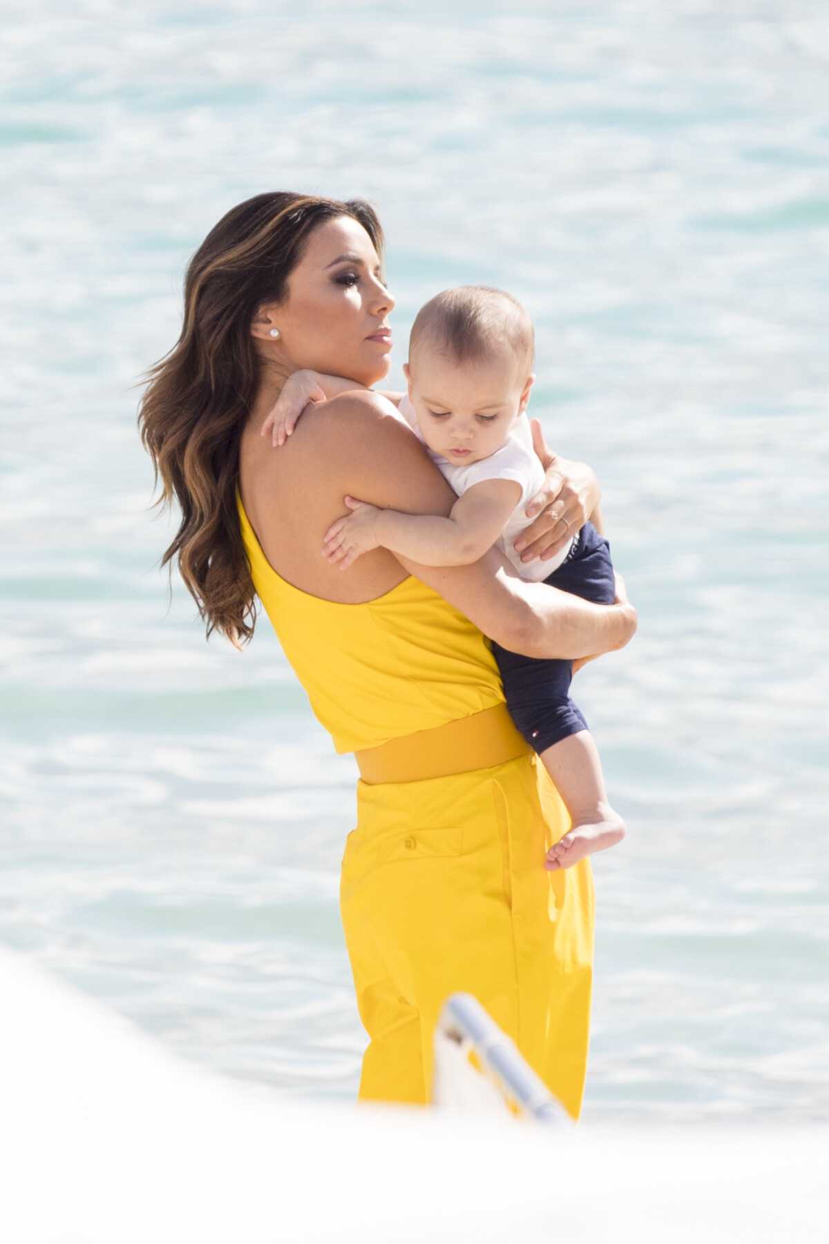 Photo Eva Longoria Et Son Fils Santiago Sur La Plage Cannes Lors Du photo-eva-longoria-et-son-fils-santiago-sur-la-plage-cannes-lors-du