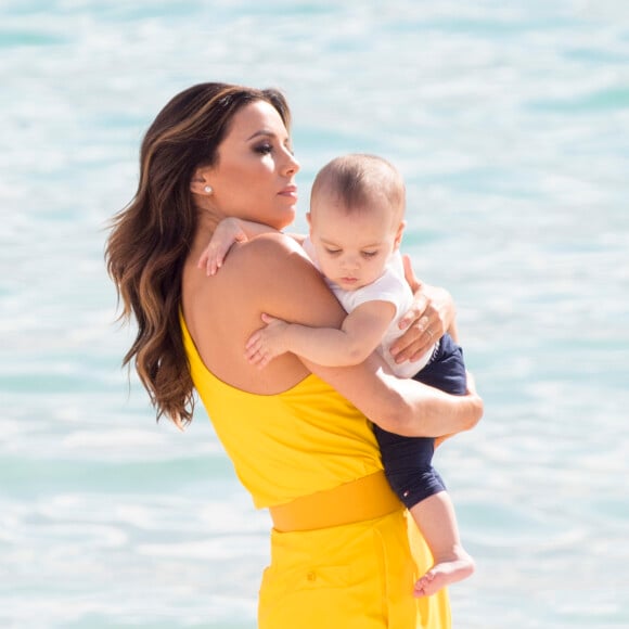 Eva Longoria et son fils Santiago sur la plage à Cannes lors du 72ème Festival International du Film de Cannes, le 15 mai 2019.