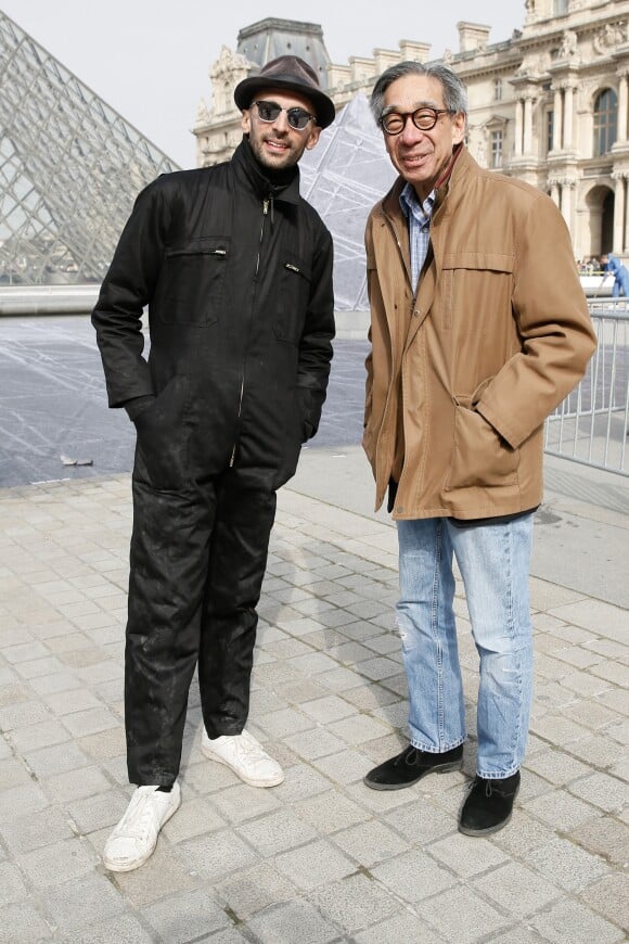 L'artiste JR et Chien Chung "Didi" Pei (fils de l'architecte de la pyramide du Louvre Ieoh Ming Pei) lors de l'installation d'une performance de l'artiste JR à la pyramide du Louvre - "le secret de la grande pyramide" - à l'occasion des 30 ans de l'édifice. Paris le 27 mars 2019. © CVS / Bestimage