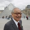 L'architecte sino-américain Pei devant sa pyaramide du Louvre à Paris, le 22 juin 2006.