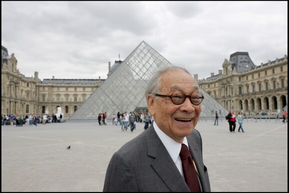 L'architecte sino-américain Pei devant sa pyaramide du Louvre à Paris, le 22 juin 2006.