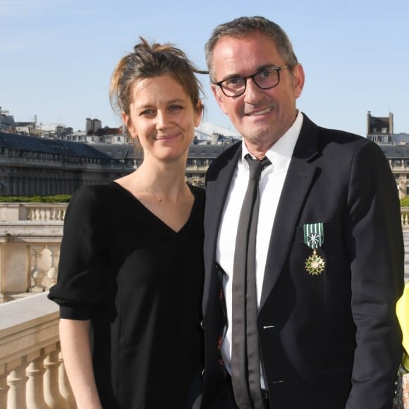 Exclusif - Christophe Dechavanne en famille avec ses filles Pauline et Ninon et sa compagne Elena Foïs - Christophe Dechavanne reçoit le grade d'Officier des Arts et des Lettres au Ministère de la Culture à Paris le 15 mai 2019. © Coadic Guirec / Bestimage