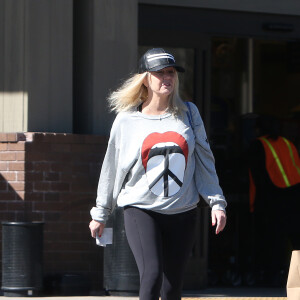 Exclusif - Heather Locklear fait ses courses avec une amie à Westlake le 19 février 2019. © CPA/Bestimage s