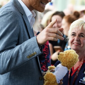 Le prince Harry, duc de Sussex, reçoit un ours en peluche pour son fils Archie, lors de sa visite à l'hôpital pour enfants d'Oxford, le 14 mai 2019.