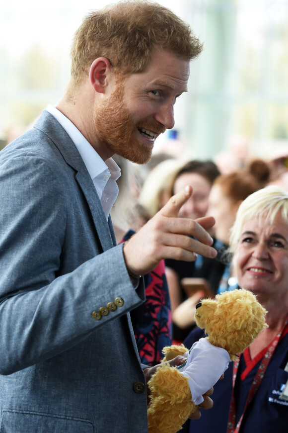 Le prince Harry, duc de Sussex, reçoit un ours en peluche pour son fils Archie, lors de sa visite à l'hôpital pour enfants d'Oxford, le 14 mai 2019.