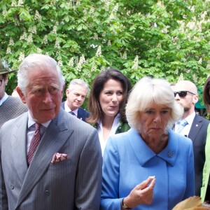 Le prince Charles, prince de Galles, et Camilla Parker Bowles, duchesse de Cornouailles - Voyage Officiel en Allemagne - Ils visitent la ferme biologique Hermmannsdorfer Landwerkstätten, au programme, dégustation de bières et de fromages locaux et initiation à la fabrication des bretzels. Glonn, Le 10 mai 2019.