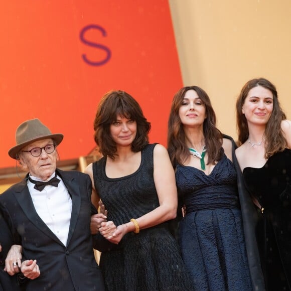 Claude Lelouch (Smoking Dior, montre Van Cleef & Arpels), Anouk Aimée, Jean-Louis Trintignant, Marianne Denicourt (habillée en Dior) , Monica Bellucci, Tess Lauvergne - Montée des marches du film "Les plus belles années d'une vie" lors du 72ème Festival International du Film de Cannes. Le 18 mai 2019 © Jacovides-Moreau / Bestimage