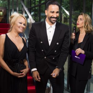 Adil Rami et sa compagne Pamela Anderson arrivent à la 28ème cérémonie des trophées UNFP (Union nationale des footballeurs professionnels) au Pavillon d'Armenonville à Paris, France, le 19 mai 2019.