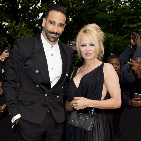 Adil Rami et sa compagne Pamela Anderson arrivent à la 28ème cérémonie des trophées UNFP (Union nationale des footballeurs professionnels) au Pavillon d'Armenonville à Paris, France, le 19 mai 2019.