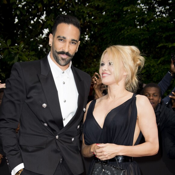 Adil Rami et sa compagne Pamela Anderson arrivent à la 28ème cérémonie des trophées UNFP (Union nationale des footballeurs professionnels) au Pavillon d'Armenonville à Paris, France, le 19 mai 2019.