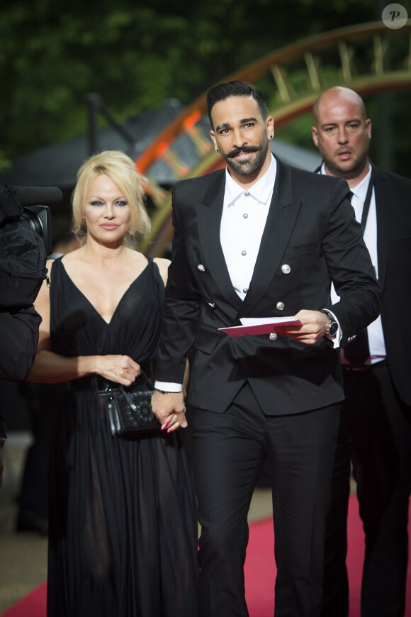 Adil Rami et sa compagne Pamela Anderson arrivent à la 28ème cérémonie des trophées UNFP (Union nationale des footballeurs professionnels) au Pavillon d'Armenonville à Paris, France, le 19 mai 2019.