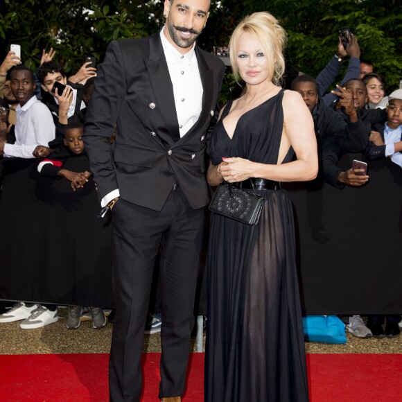 Adil Rami et sa compagne Pamela Anderson arrivent à la 28ème cérémonie des trophées UNFP (Union nationale des footballeurs professionnels) au Pavillon d'Armenonville à Paris, France, le 19 mai 2019.