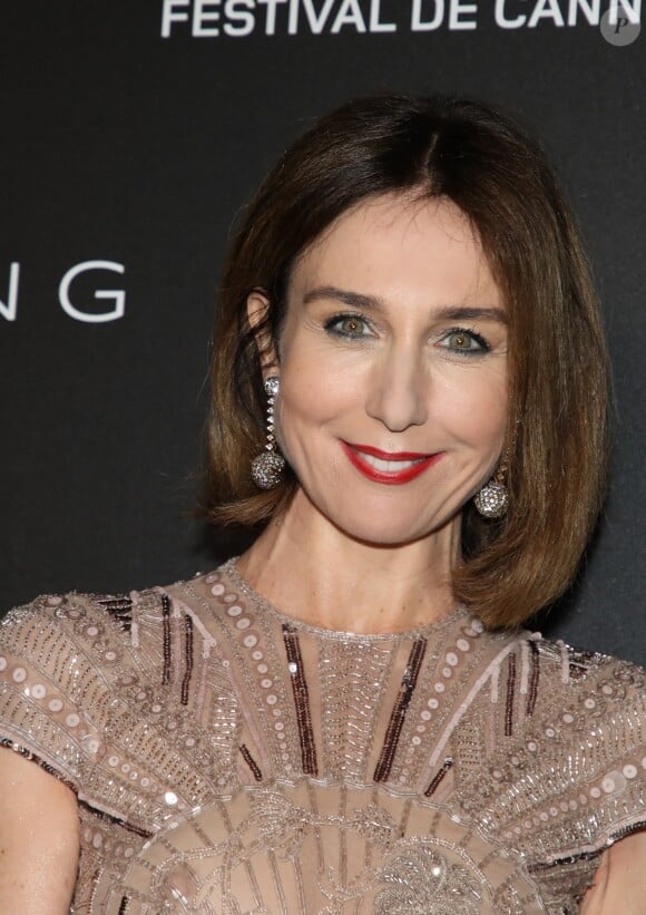 Elsa Zylberstein - Photocall de la soirée Kering "Women In Motion Awards", Place de la Castre, lors du 72ème Festival International du Film de Cannes. Le 19 mai 2019 © Denis Guignebourg / Bestimage