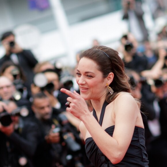 Marion Cotillard, habillée en Chanel, assiste à la montée des marches du film "La belle époque" lors du 72ème Festival International du Film de Cannes. Le 20 mai 2019 © Jacovides-Moreau / Bestimage